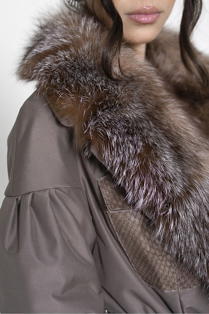 Trenci textil cu blana naturala de vulpe Crystal , Allison , Carolina Design