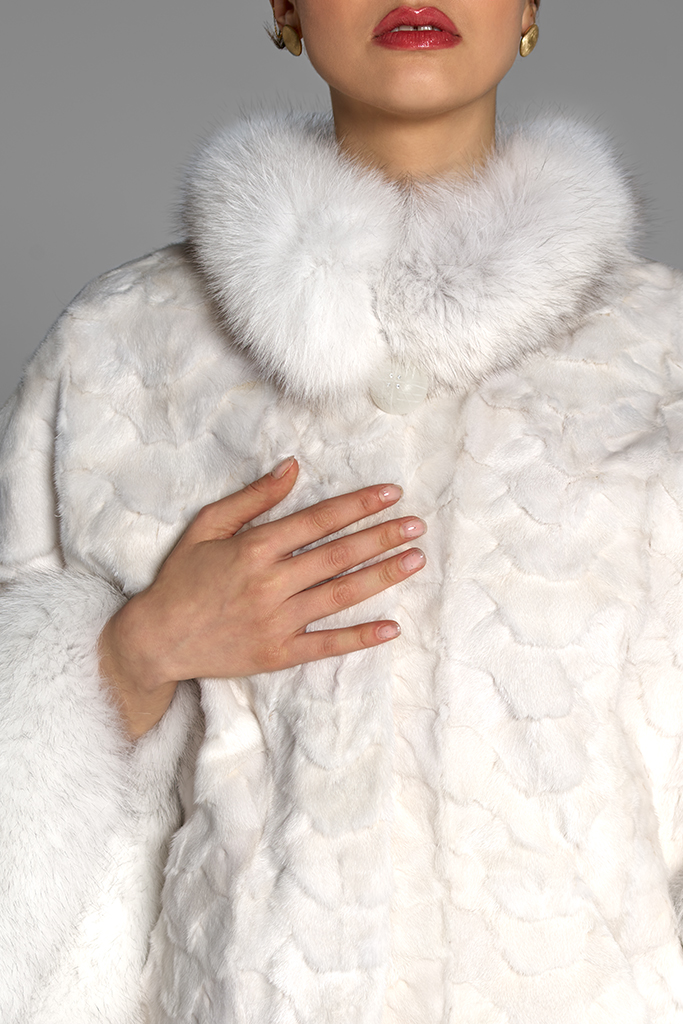 Haina de blana naturala de vizon ( nurca ) , cu vulpe polara , FLUTURES , Alb , Carolina Design Haina de blana naturala de vizon ( nurca ) , cu vulpe polara , FLUTURES , Alb , Carolina Design