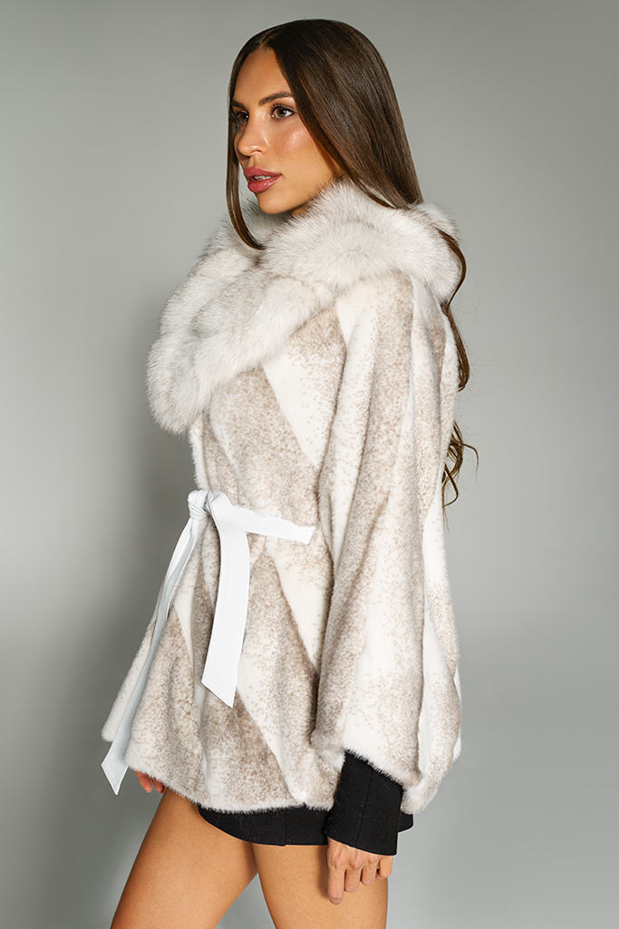 Poncho din Alcantara cu blana naturala de Vulpe Polara, cu cordon din piele, Carolina Design Poncho din Alcantara cu blana naturala de Vulpe Polara, cu cordon din piele, Carolina Design