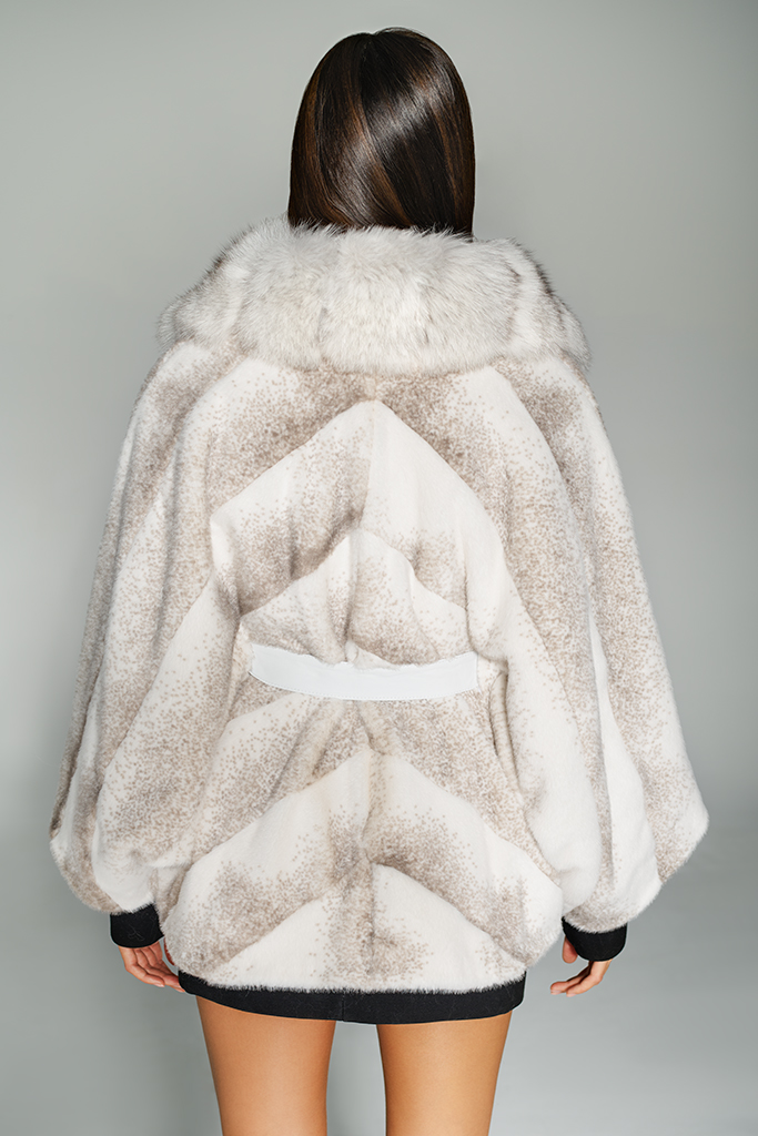 Poncho din Alcantara cu blana naturala de Vulpe Polara, cu cordon din piele, Carolina Design Poncho din Alcantara cu blana naturala de Vulpe Polara, cu cordon din piele, Carolina Design