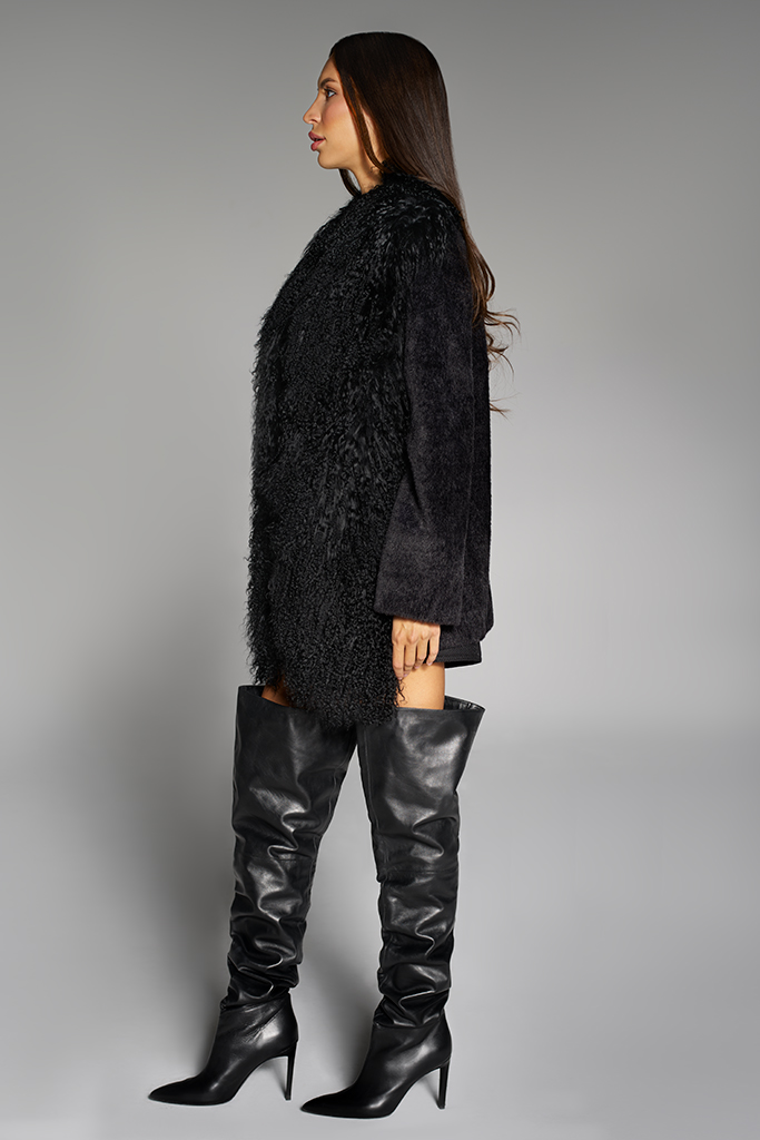 Haina din Alcantara cu blana naturala de Miel Tibetan, Negru, Carolina Design Haina din Alcantara cu blana naturala de Miel Tibetan, Negru, Carolina Design