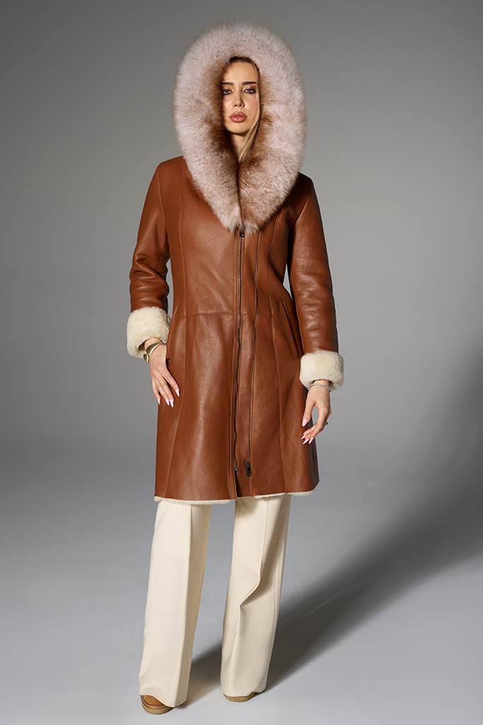 Palton din miel merinos spaniol cu blana naturala de vulpe polara caramel, Wiskey, Carolina Design