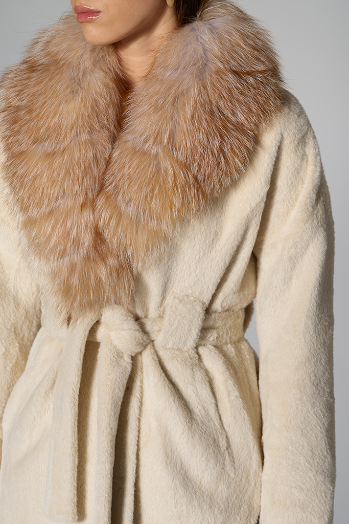 Haina din alcantara cu guler din blana naturala de vulpe, Cassidy, Beige, Carolina Design Haina din alcantara cu guler din blana naturala de vulpe, Cassidy, Beige, Carolina Design