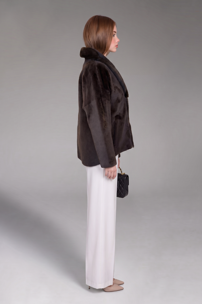 Haină din blană naturală de miel Merinos cu guler din vizon, Amélie, Brown, 2598, Carolina Design Haină din blană naturală de miel Merinos cu guler din vizon, Amélie, Brown, 2598, Carolina Design
