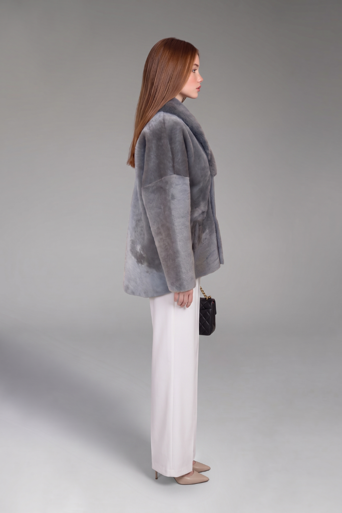 Haină din blană naturală de miel Merinos cu guler din vizon, Amélie, Taupe, 2598, Carolina Design Haină din blană naturală de miel Merinos cu guler din vizon, Amélie, Taupe, 2598, Carolina Design