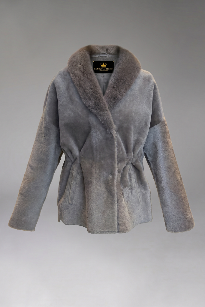 Haină din blană naturală de miel Merinos cu guler din vizon, Amélie, Taupe, 2598, Carolina Design Haină din blană naturală de miel Merinos cu guler din vizon, Amélie, Taupe, 2598, Carolina Design