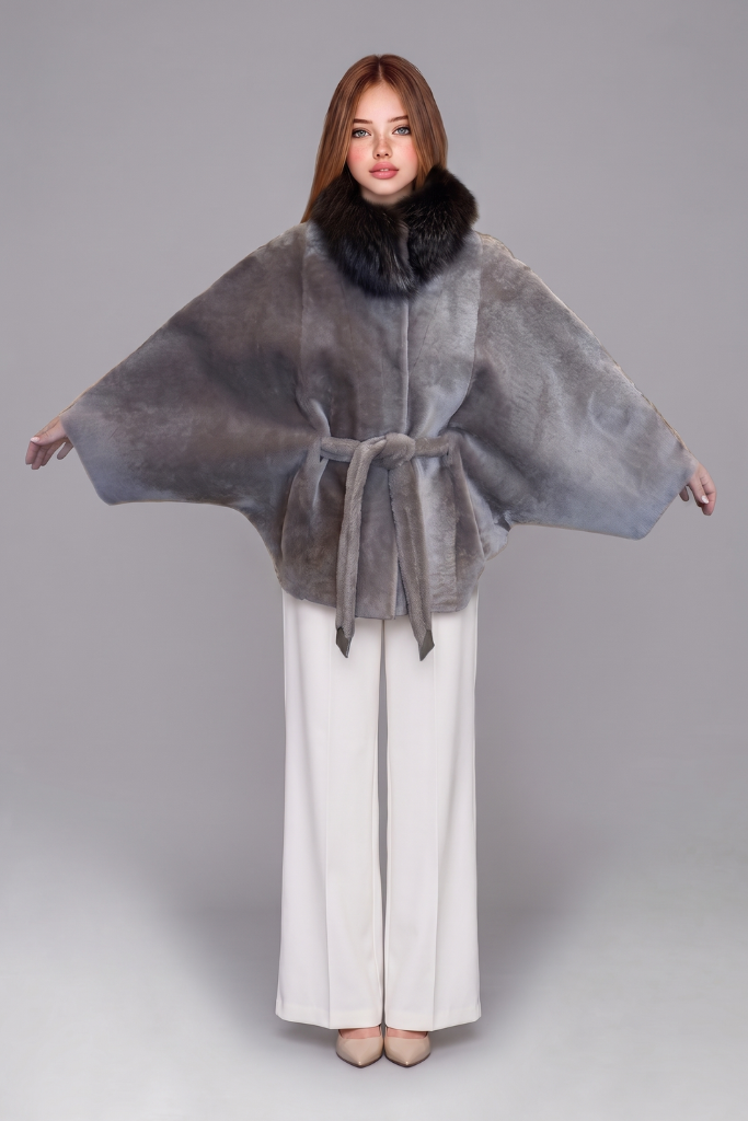 Haină din blană naturală de miel Merinos cu guler din vulpe, Amelia, Light Grey, 2640, Carolina Design Haină din blană naturală de miel Merinos cu guler din vulpe, Amelia, Light Grey, 2640, Carolina Design