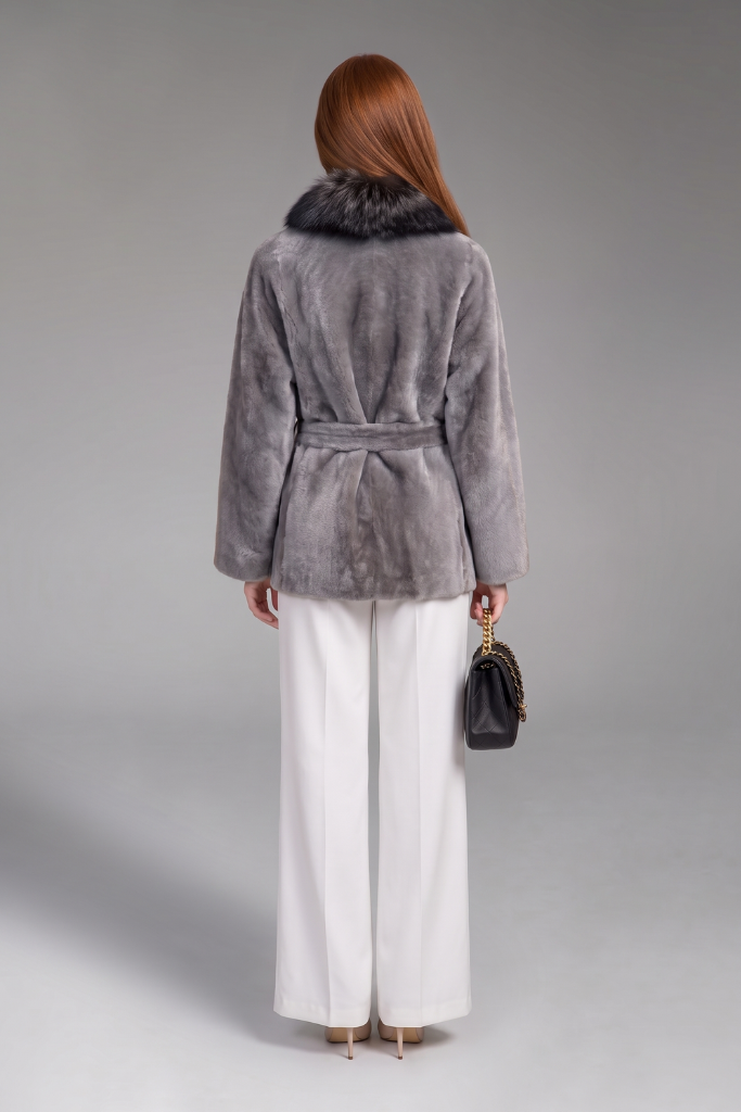 Haină din blană naturală de miel Merinos cu guler din vulpe, Amelia, Light Grey, 2640, Carolina Design Haină din blană naturală de miel Merinos cu guler din vulpe, Amelia, Light Grey, 2640, Carolina Design